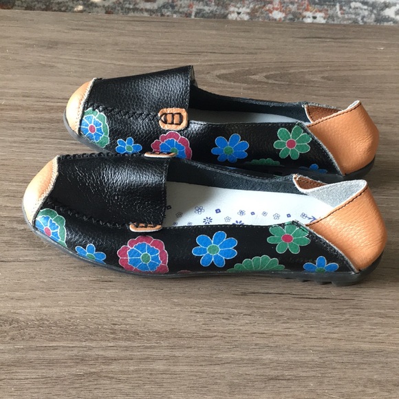 Comfortable floral leather women’s loafers - Picture 2 of 7
